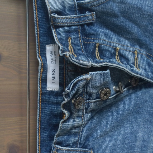 Distressed wider leg cropped-style jeans - Picture 3 of 8